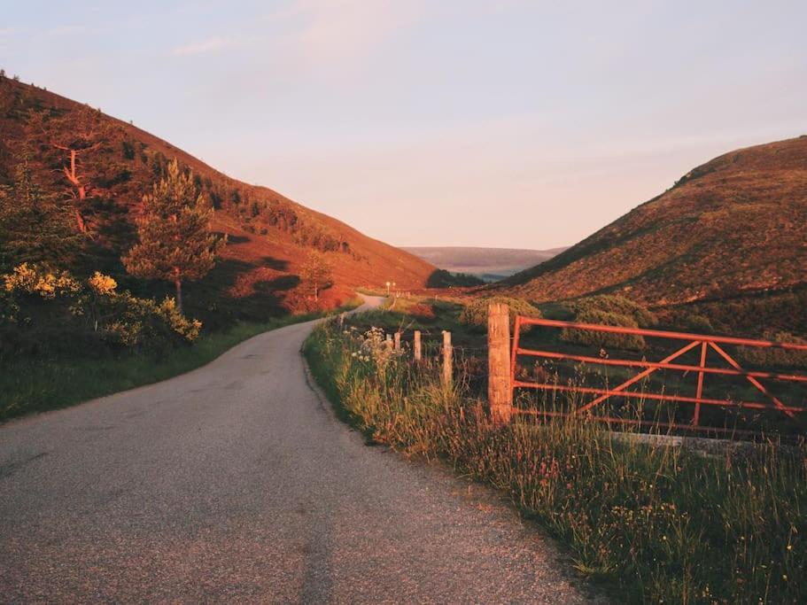 Beatshach Bothy - Speyside, Incredible Location! Apartment Dufftown Bagian luar foto